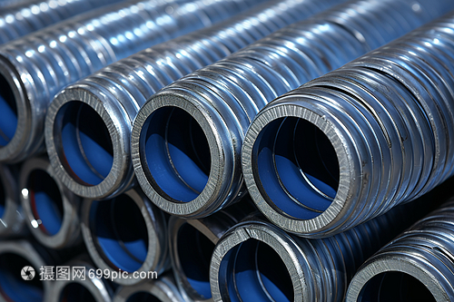 堆積的工業鋼管 力量與秩序的樂章